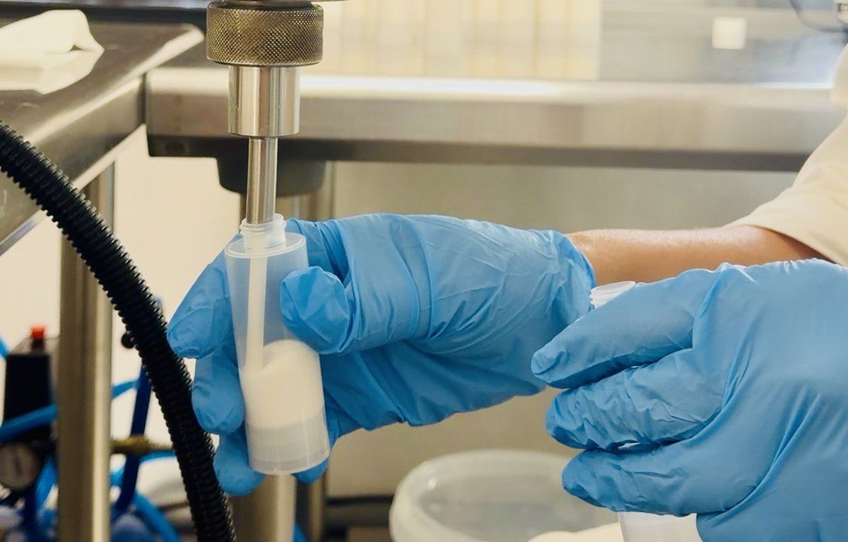 Remplissage à la doseuse volumétrique au laboratoire de Canéjan.